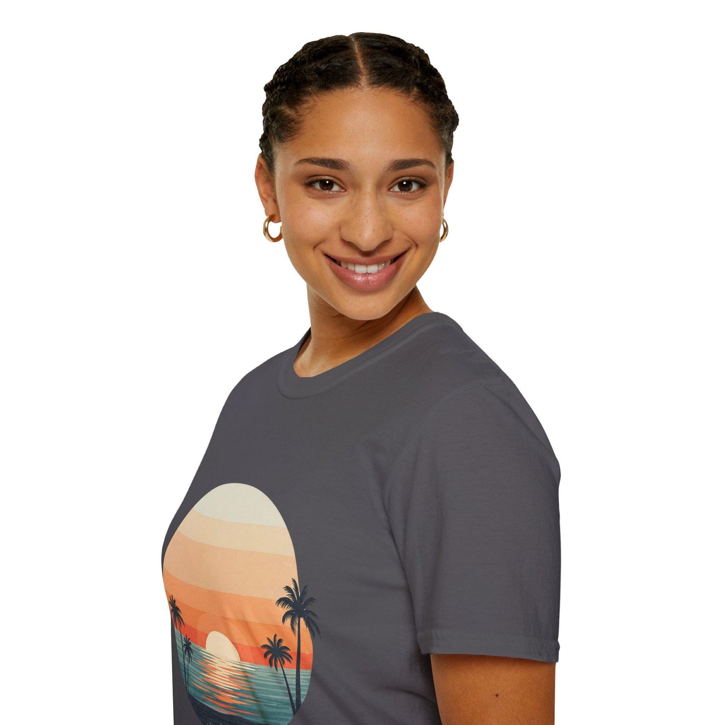 Vintage Ocean Sunset T-Shirt - Retro Beach Vibes Tee for Surfers & Summer Lovers
